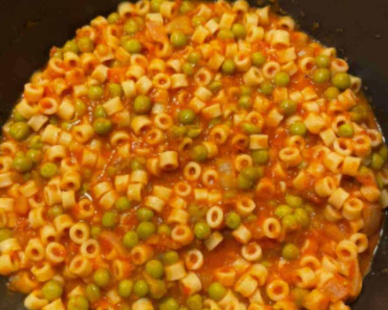 Pasta with peas in a red sauce